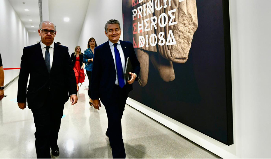 El consejero de la Presidencia, Antonio Sanz, junto a Jesús Estrella, delegado del gobierno andaluz en Jaén.